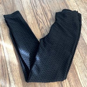 Black scrunchy butt leggings